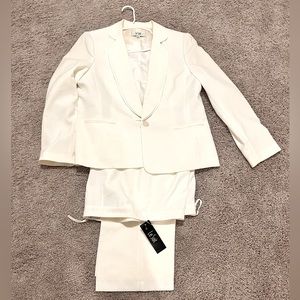 LeSuit White Blazer and trousers